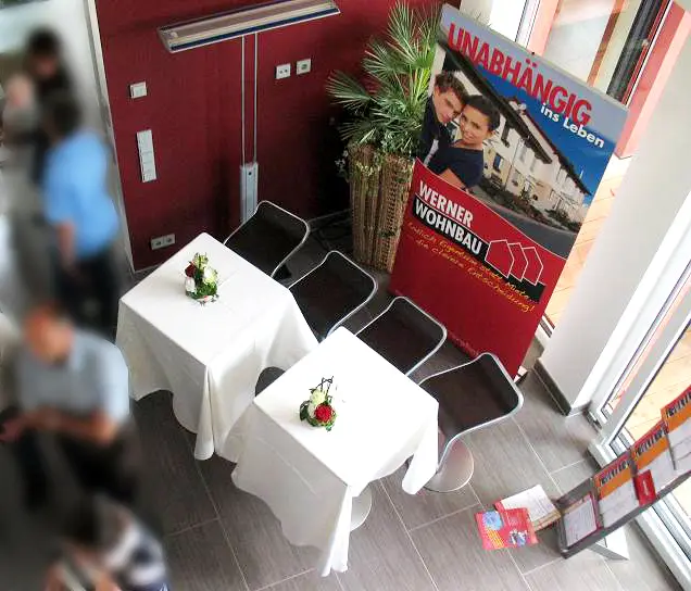 Office opening 2008: festively laid round tables with white tablecloths and flowers