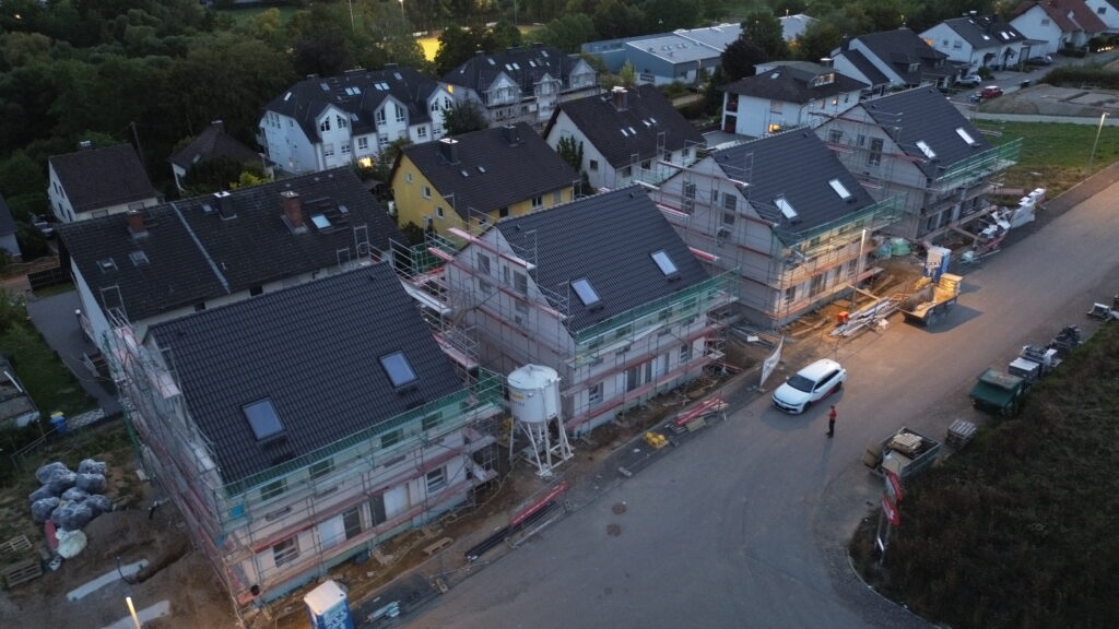Niedernhausen, Farnwiese: drone shot of the construction site with houses in shell construction