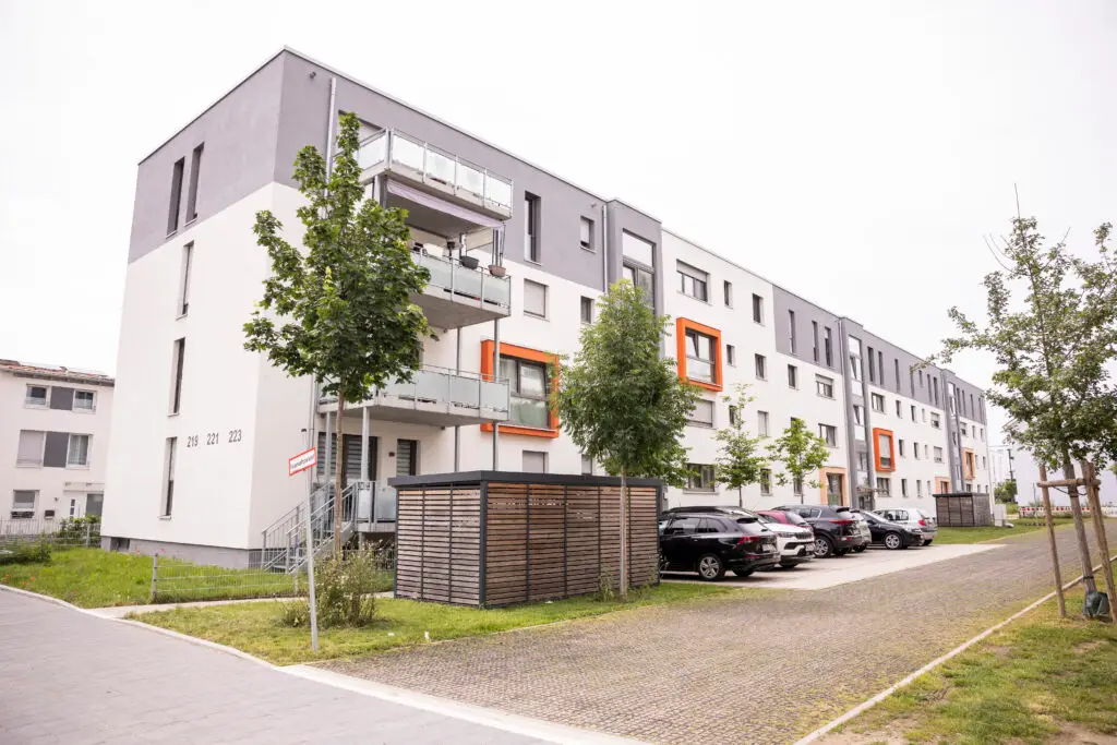 Mannheim, Washington-Street: Residential complex with vehicles in front